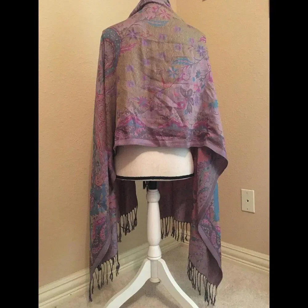 🥻Pretty Vintage Fringed scarf 100% Acrylic